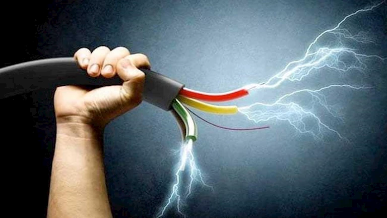 قلب الأم يتوقف حزناً فور وصول جثمان نجلها المتوفى بصعق كهربائي -صدى الخبر