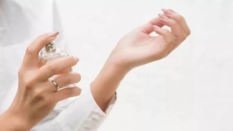 سبب اختلاف رائحة العطر من امرأة لأخرى رغم استخدام نفس النوع -صدى الخبر
