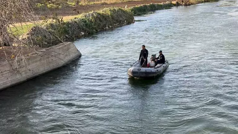فرق الإنقاذ النهري تبحث عن سائق سقط في مجرى مائي إثر حادث اصطدام -صدى الخبر