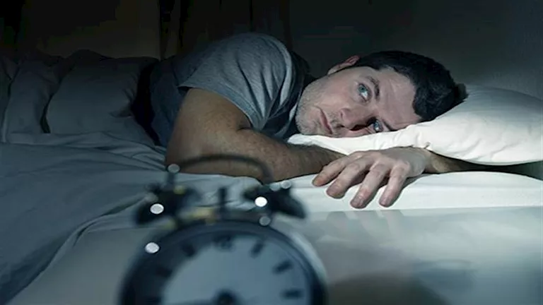 قبل أن تغلق عينيك.. عادة بسيطة قد تؤثر على نومك وتركيزك -صدى الخبر