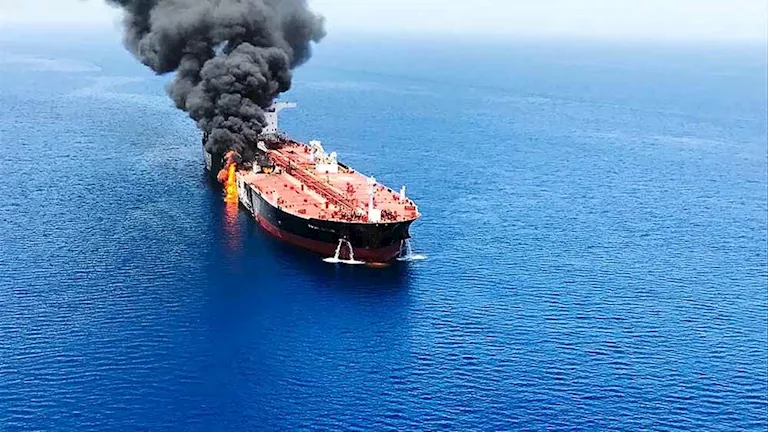 هيئة بحرية بريطانية: استهداف سفينة بمقذوف مجهول شمال غربي كمزار في عُم -صدى الخبر