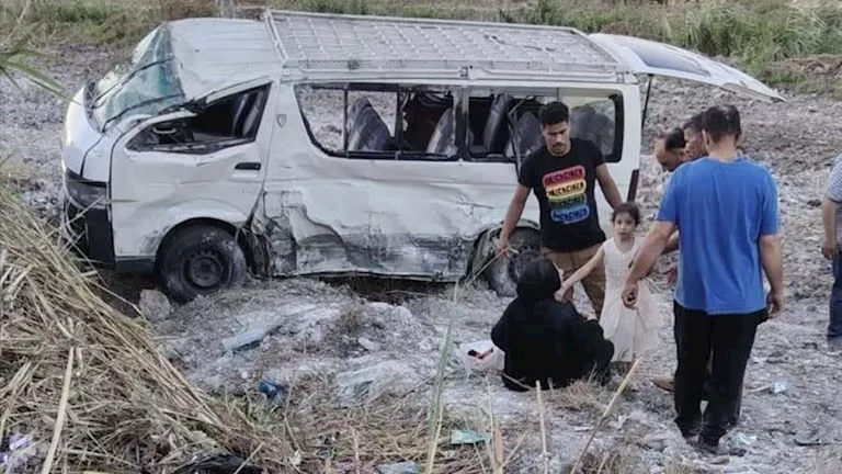 بسبب السرعة الزائدة.. إصابة 10 أشخاص في انقلاب ميكروباص بالفيوم -صدى الخبر