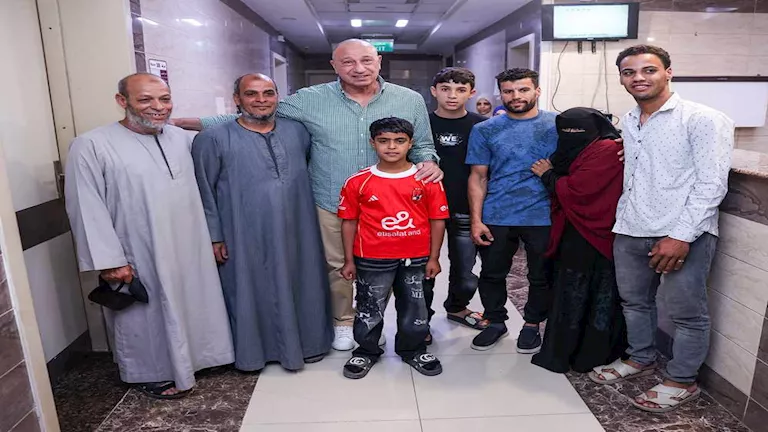 الخطيب يزور مشجع الأهلي ويؤكد استمرار دعمه -صدى الخبر