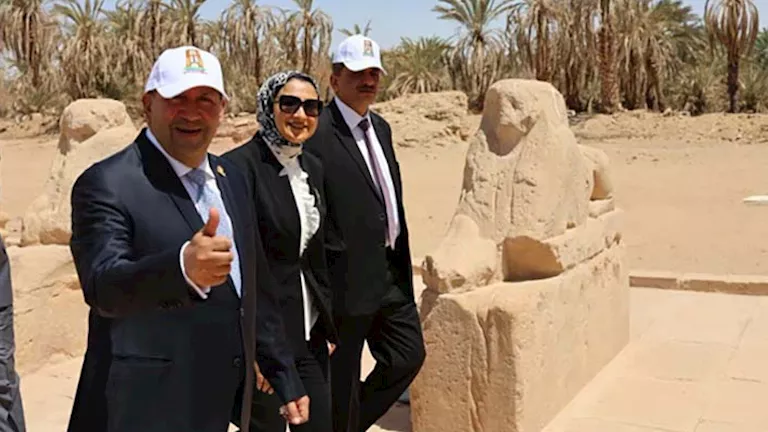 محافظ الوادي الجديد تتابع مشروعات الاستدامة بالخارجة (صور) -صدى الخبر