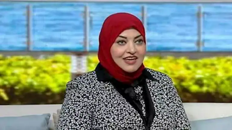 الزراعة: الشلاتر ليست أماكن احتجاز دائم.. والحيوانات تعود إلى بيئتها ا -صدى الخبر امرأة ترتدي حجاب أحمر وتبتسم أمام خلفية خضراء وزرقاء.