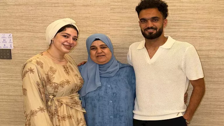 بعد بكائها في لقاء تلفزيوني.. زيكو يجمع والدته وزوجته في الساحل -صدى الخبر