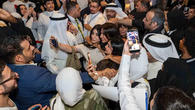 مواقف إنسانية وأخرى محرجة.. نجوم الفن في مواجهة الجمهور بالعروض الخاصة -صدى الخبر