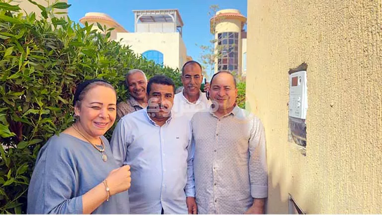 “البحيرة للكهرباء” تفحص فيلا نهاد أبو القمصان وتستبدل العداد بآخر جديد -صدى الخبر