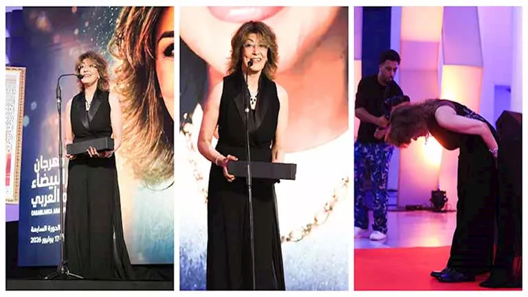 سماح أنور تنحني تقديرا لمهرجان الدار البيضاء خلال تكريمها -صدى الخبر