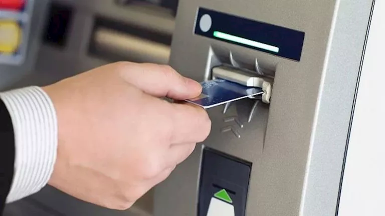 إجازة البنوك وحدود السحب والإيداع من ماكينات ATM -صدى الخبر