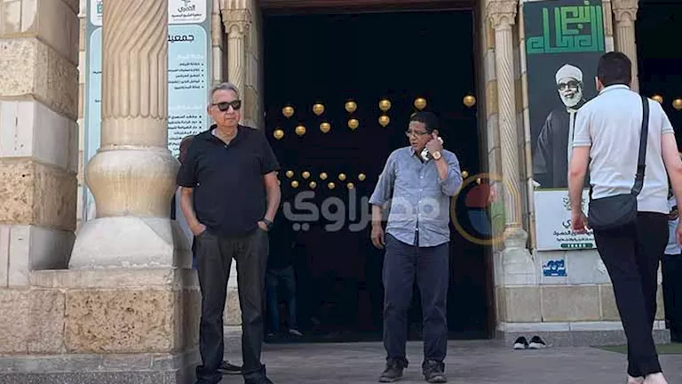 المخرج أحمد صقر يصل مسجد الحصري لتشييع جنازة أحمد جلال عبدالقوي -صدى الخبر