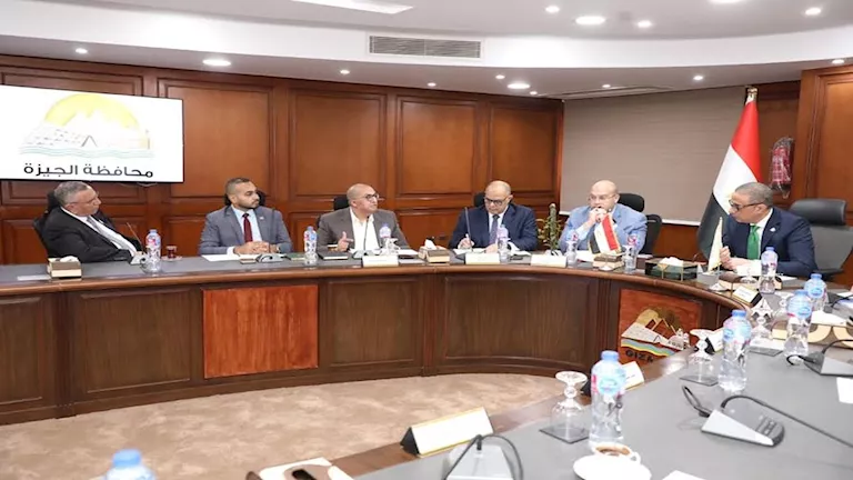 محافظ الجيزة يبحث إنشاء إسكان اجتماعي بالواحات واستكمال مشروعات الخدما -صدى الخبر