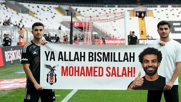 طلاب أتراك يطالبون بشكتاش بالتعاقد مع صلاح خلال حفل تخرجهم -صدى الخبر
