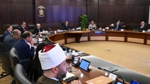 رئيس الوزراء: الحكومة ترفع احتياطي السلع والوقود لمواجهة التطورات الإق -صدى الخبر