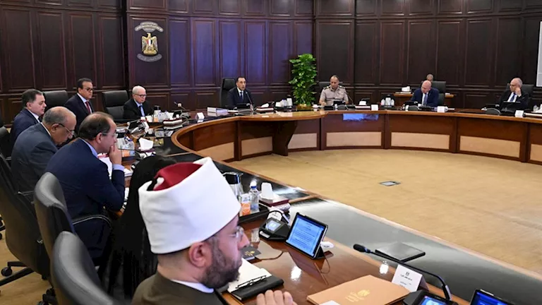 رئيس الوزراء: الحكومة ترفع احتياطي السلع والوقود لمواجهة التطورات الإق -صدى الخبر