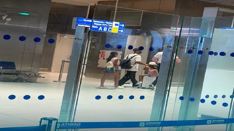 محمد صلاح يصل اليونان بصحبة اسرته مع اقتراب التوقيع مع ناديه الجديد -صدى الخبر