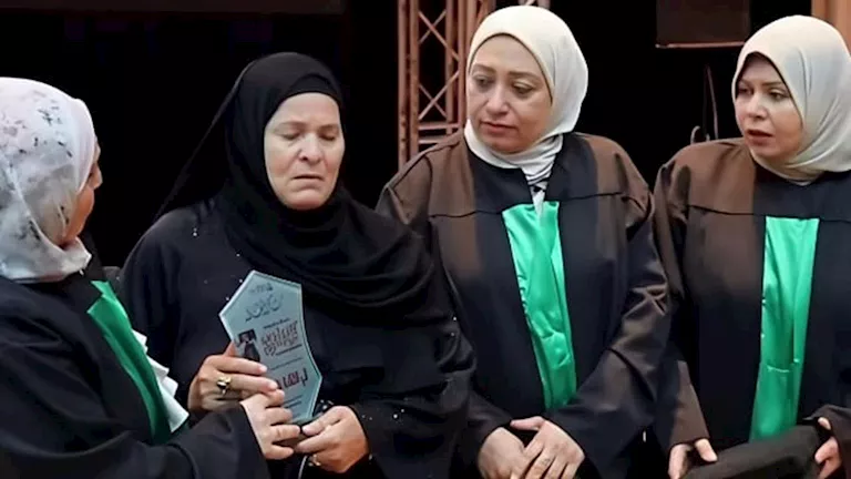 أم تتسلم درع تخرج ابنتها الراحلة وسط دموع زملائها بالشرقية -صدى الخبر