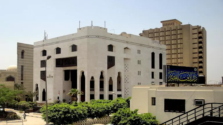 من يجوز للمرأة كشف شعرها أمامهم؟ -صدى الخبر