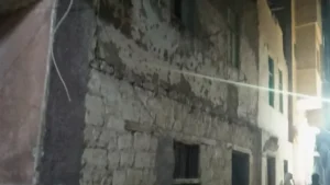 انهيار جزئي لمنزل غير مأهول في وسط مدينة بني سويف -صدى الخبر