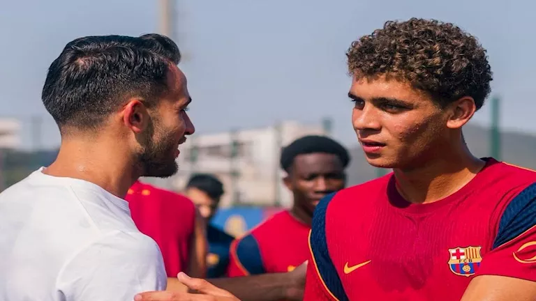 بالصور.. حمزة عبد الكريم يستقبل بطل العالم في مران برشلونة -صدى الخبر