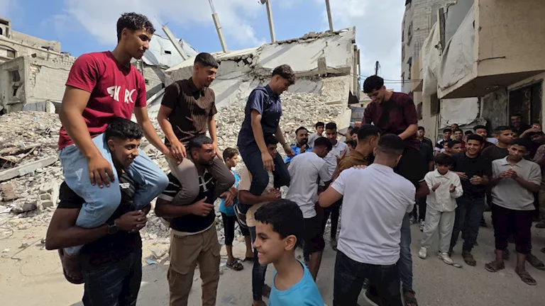 طلاب غزة وذووهم يحتفلون بنتائج الثانوية -صدى الخبر