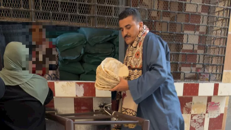 متنكرًا في جلباب وشال.. مسؤول تموين يضبط مخالفات المخابز بكفر الدوار ( -صدى الخبر