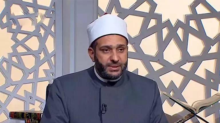 هل يجوز ارتداء بنطال الجينز الواسع؟.. أمين الفتوى يوضح الضوابط الشرعية -صدى الخبر