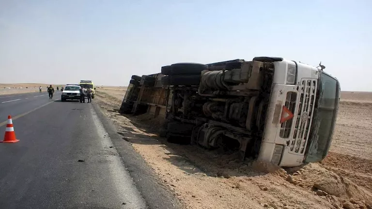 إصابة شخصين في انقلاب سيارة نقل بطريق العوينات بالوادي الجديد -صدى الخبر
