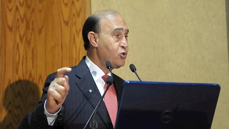 مهاب مميش: جنوح سفينة كان السبب وراء حفر قناة السويس الجديدة -صدى الخبر