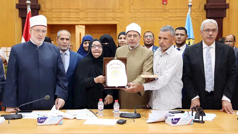 مجلس جامعة الأزهر يكرِّم أسرة عضو هيئة تدريس توفيت أثناء العمل بمستشفى -صدى الخبر