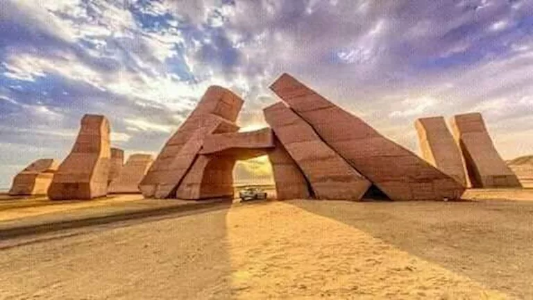 لماذا يتغير لون مياهه 7 مرات يوميًا؟.. رحلة إلى “الخليج الخفي” بجنوب س -صدى الخبر
