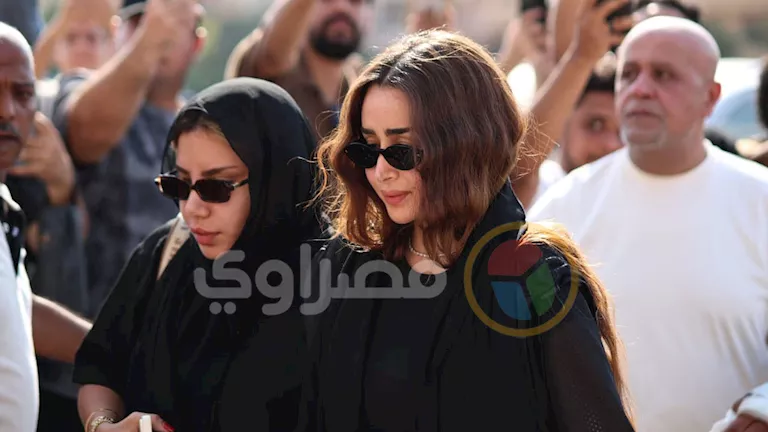بالصور| نجوم الفن يصلون مسجد الدجوي للمشاركة في جنازة والد تامر حسني -صدى الخبر