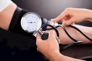 تعرف على المشروبات الضارة لمرضى ضغط الدم المرتفع -صدى الخبر