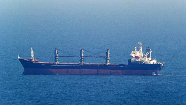 القوات الامريكية تعطل سفينة حاولت كسر الحصار البحري على إيران -صدى الخبر