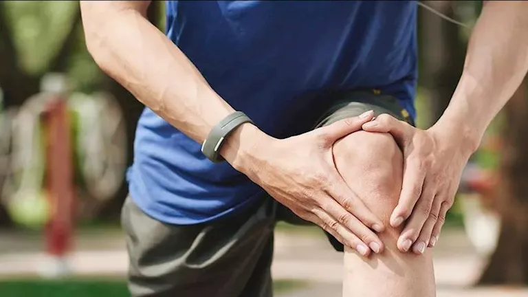 تورم القدم وألم العظام.. أسباب خفية قد تكشف التهابًا يحتاج للعلاج -صدى الخبر