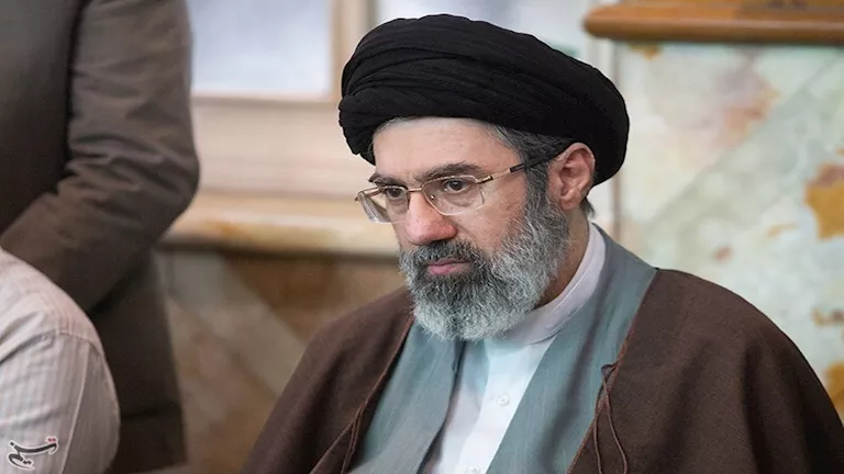 رويترز: مجتبى خامنئي يسيطر على الحكم ويدير شؤون البلاد من وراء الكوالي -صدى الخبر