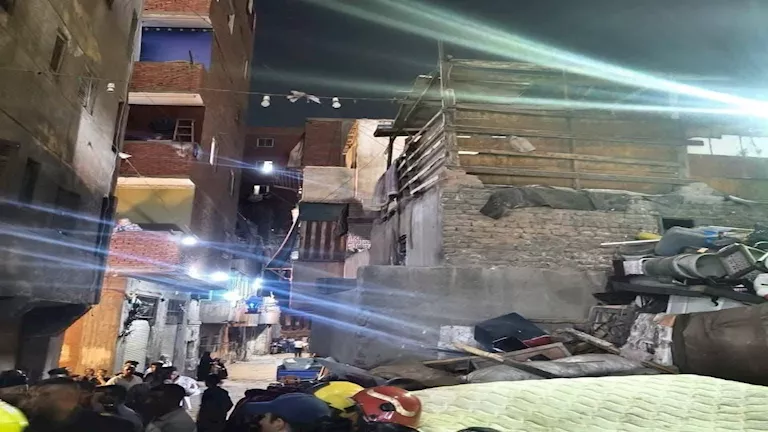 الصور الأولى لحادث انهيار عقار في حدائق القبة -صدى الخبر