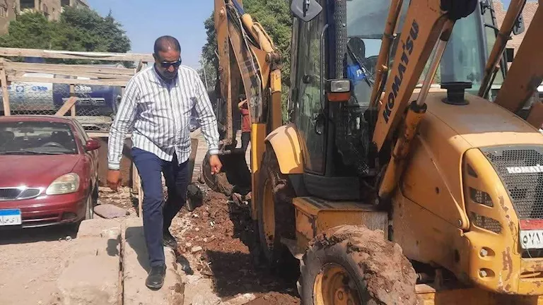 إصلاح كسر بخط مياه أمام مستشفى بهتيم المركزي -صدى الخبر