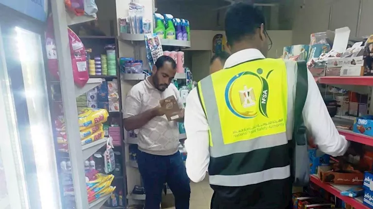 ضبط أغذية فاسدة وغلق منشآت غير مطابقة في حملات رقابية بأسوان -صدى الخبر