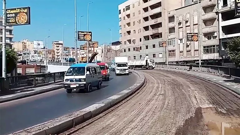 الانتهاء من صيانة الاتجاه الأول بكوبري دمنهور العلوي بالبحيرة -صدى الخبر