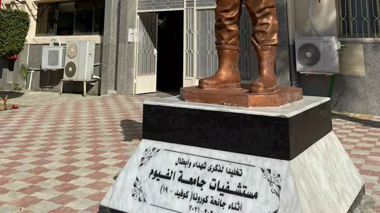 طبيب بجامعة الفيوم يتهم عاملين بمدرسة خاصة بمطاردته وتهديده -صدى الخبر