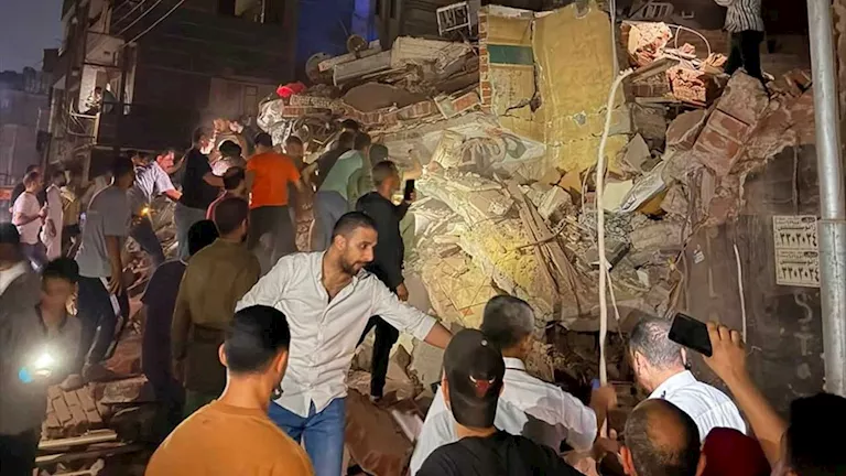 انتشال أول جثمان من تحت أنقاض عقار زفتى المنهار.. والبحث مستمر -صدى الخبر