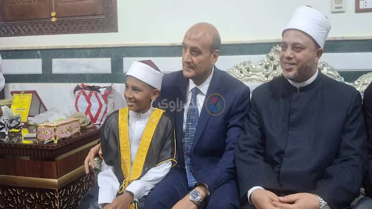 محافظ أسيوط يمنح طفلًا 200 جنيه في مسابقة دولة التلاوة -صدى الخبر