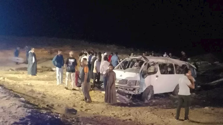 إصابة 11 شخصًا في انقلاب ميكروباص بطريق الخارجة–أسيوط -صدى الخبر