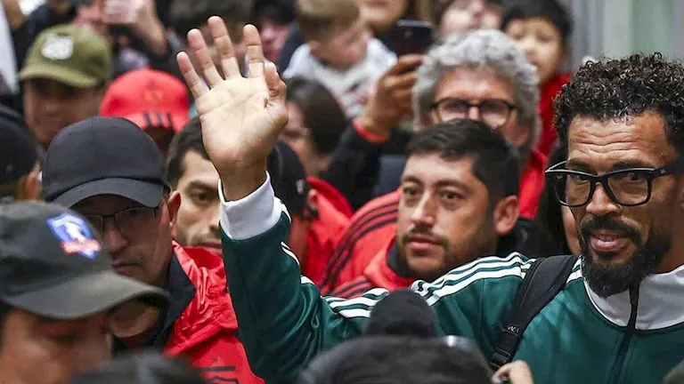 4 صور واستقبال شعبي لفوزينها قبل انضمامه لنادي كولو كولو التشيلسي -صدى الخبر