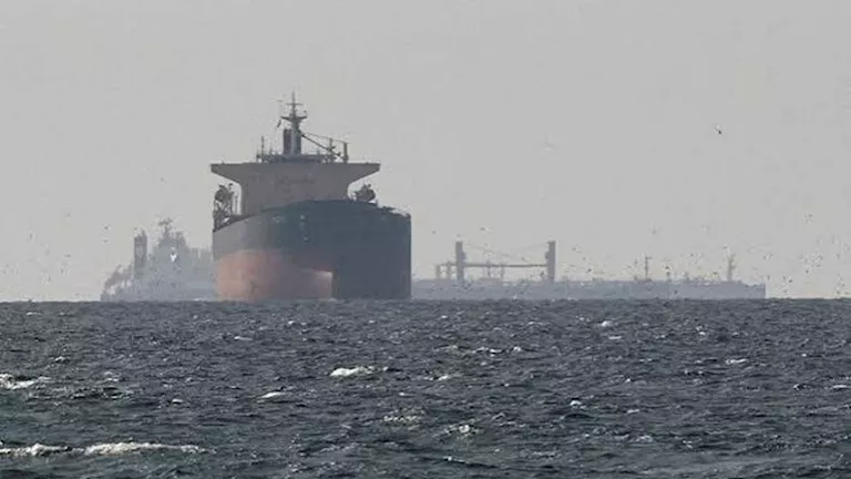 رويترز: انفجار قرب سفينة في بحر عمان -صدى الخبر