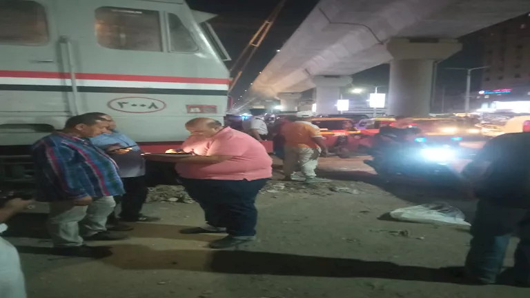 انحراف جرار قطار بضائع عن القضبان في إمبابة.. ومأمور القسم يعاين -صدى الخبر