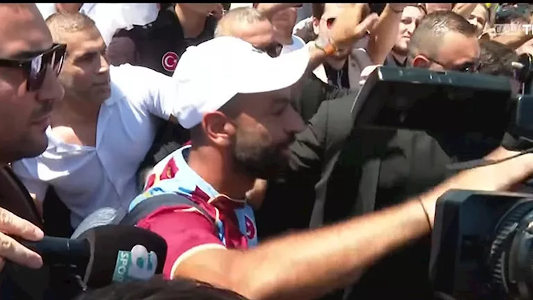 محمد صلاح يصل إلى إسطنبول تمهيدًا لإنهاء إجراءات الصفقة والانضمام إلى -صدى الخبر