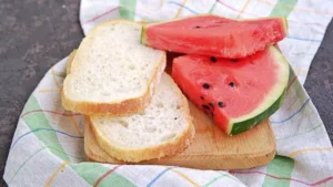 البطيخ والخبز معًا.. عادات غذائية قد تحمل مفاجآت لجسمك -صدى الخبر