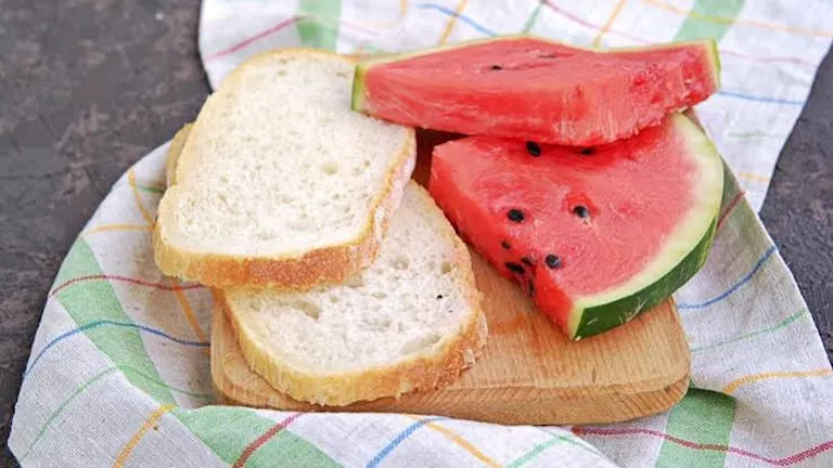 البطيخ والخبز معًا.. عادات غذائية قد تحمل مفاجآت لجسمك -صدى الخبر